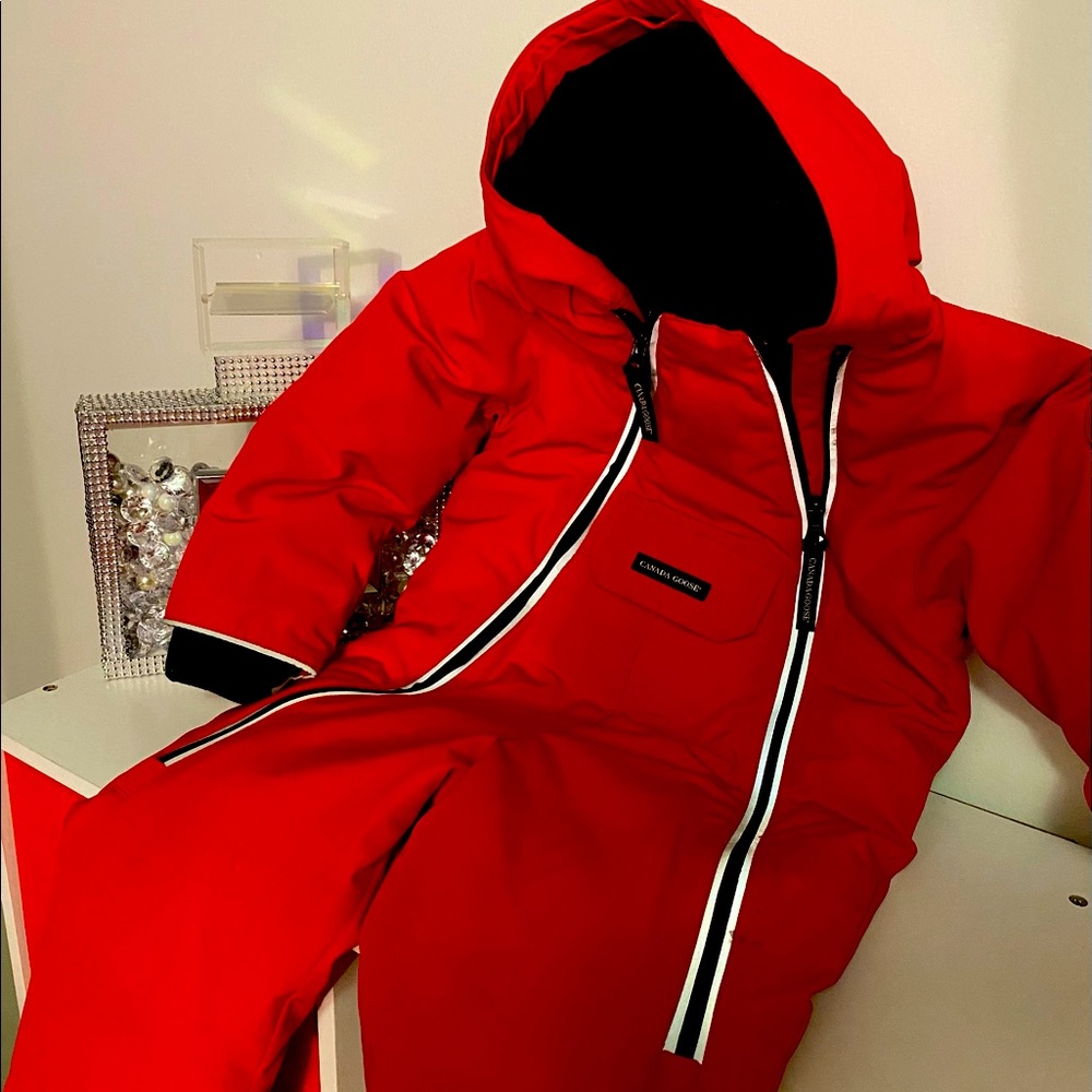 Gently used Authentic Canada goose snow suit size 2T runs a little big.